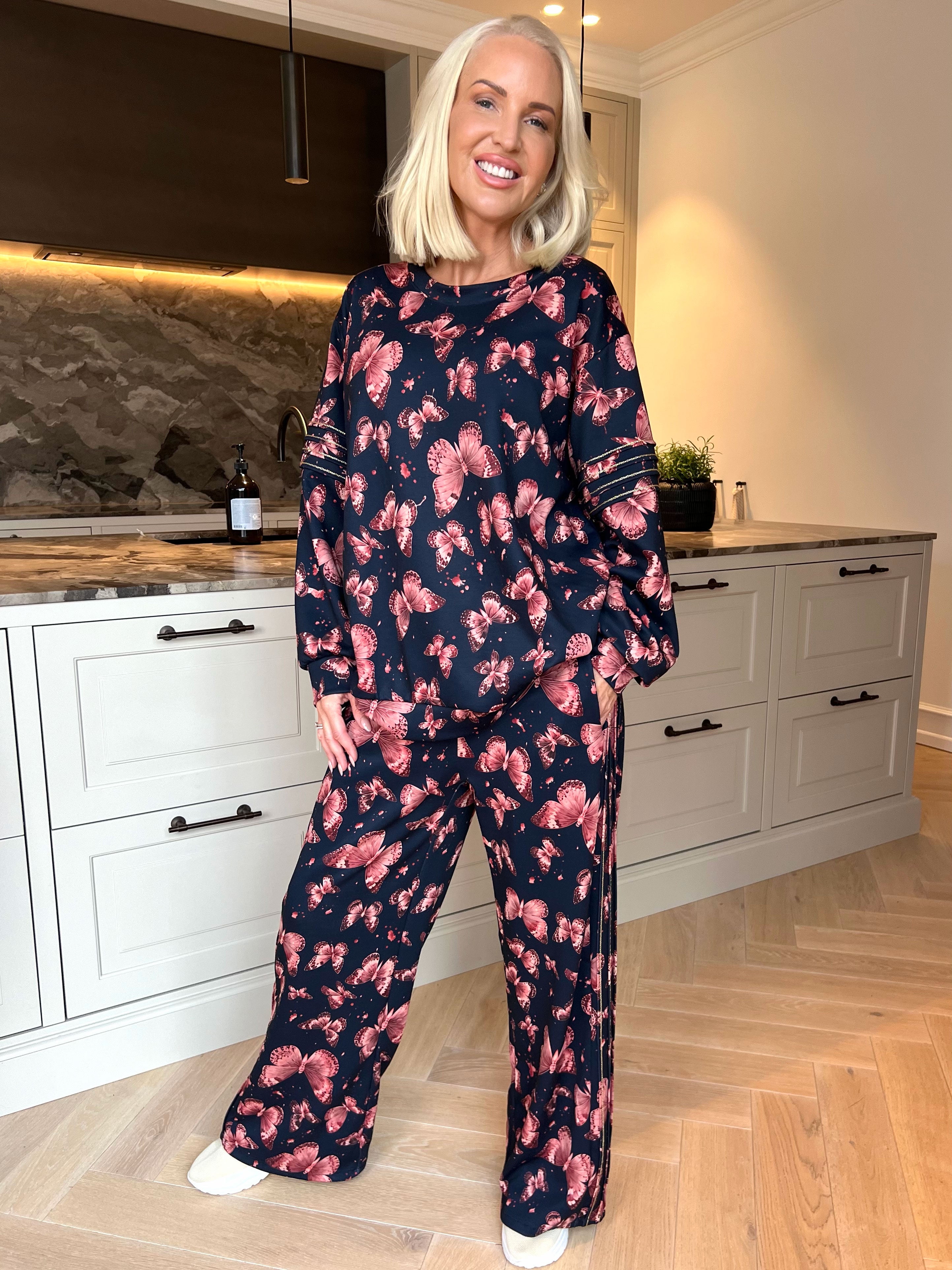Dream Butterfly - Plus size joggingsæt i viskose med sommerfugleprint og ribkanter